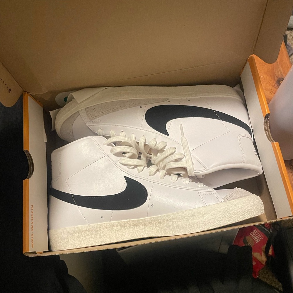 Nike Men's White and Black Sneakers